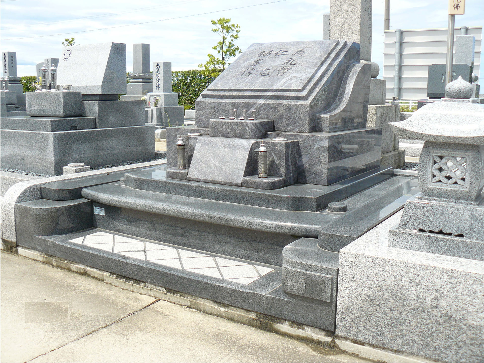 有限会社 村本石材工業所の提供サービス。墓石の製作と設置